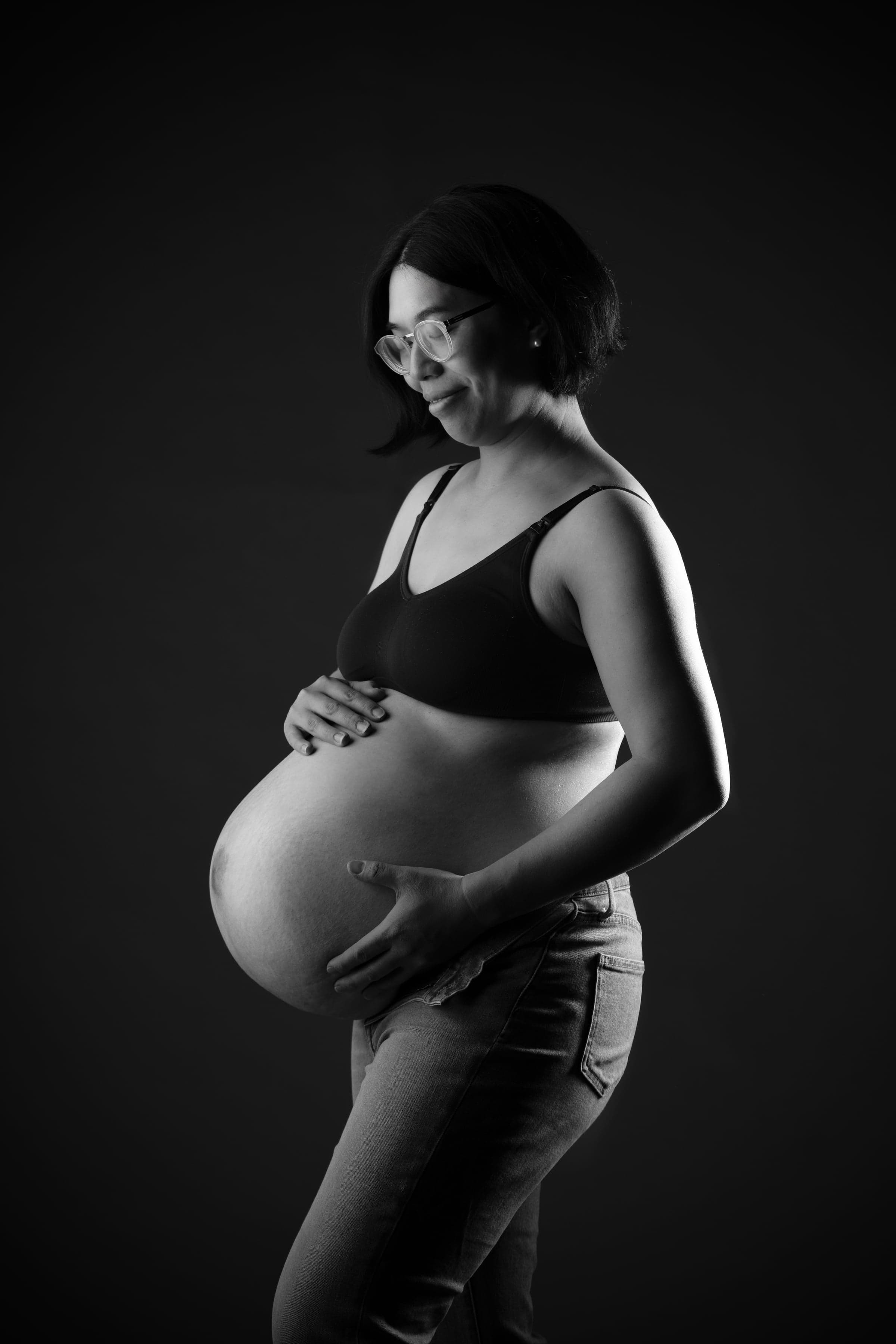 Outdoor maternity photography Montreal by Kar-Mei Quach